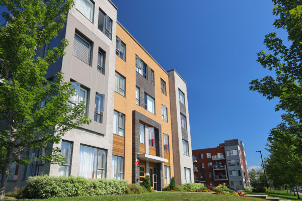 Pourquoi l’assurance RPE et A&D en plus de la protection contre le crime sont-elles cruciales pour les organismes de logement sans but lucratif?